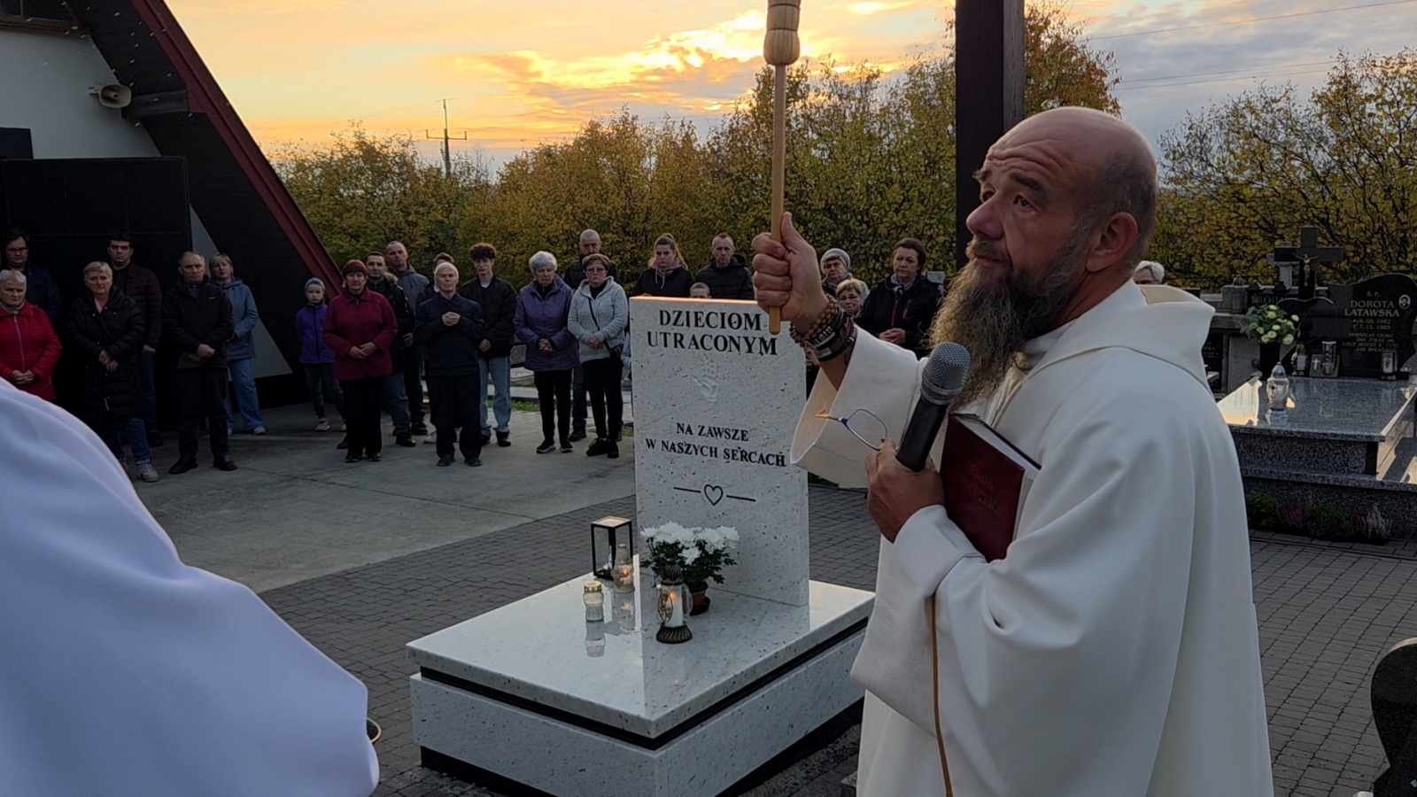 „Mam trójkę dzieci, tylko jedno jest już w niebie”. W Błoniu poświęcono pomnik dla Dzieci Utraconych