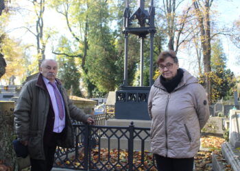 Ewa Filipów i Tadeusz Mędzelowski przy jednym z odnowionych nagrobków.